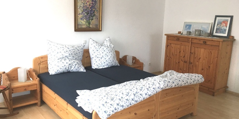 Ferienwohnung Siegen Gosenbach Bett Schlafzimmer Ferienwohnung Siegen Gosenbach Außen Sitzbereich Stühle